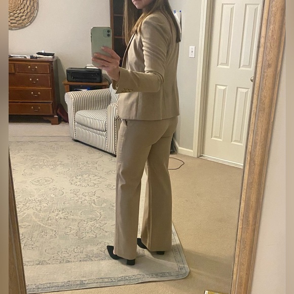 Women’s Banana Republic Tan work/ business Suit size 2 - Picture 2 of 16
